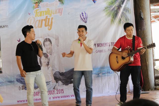 Hai ca sĩ "đinh" của Gia đình RCVN - Dũng Trần, Thanh Võ cùng guitalist Nam Nguyen